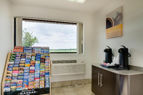 Motel 6-Salina, KS image 7